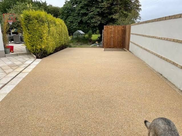 Finished resin-bound driveway, clean and even after treatment